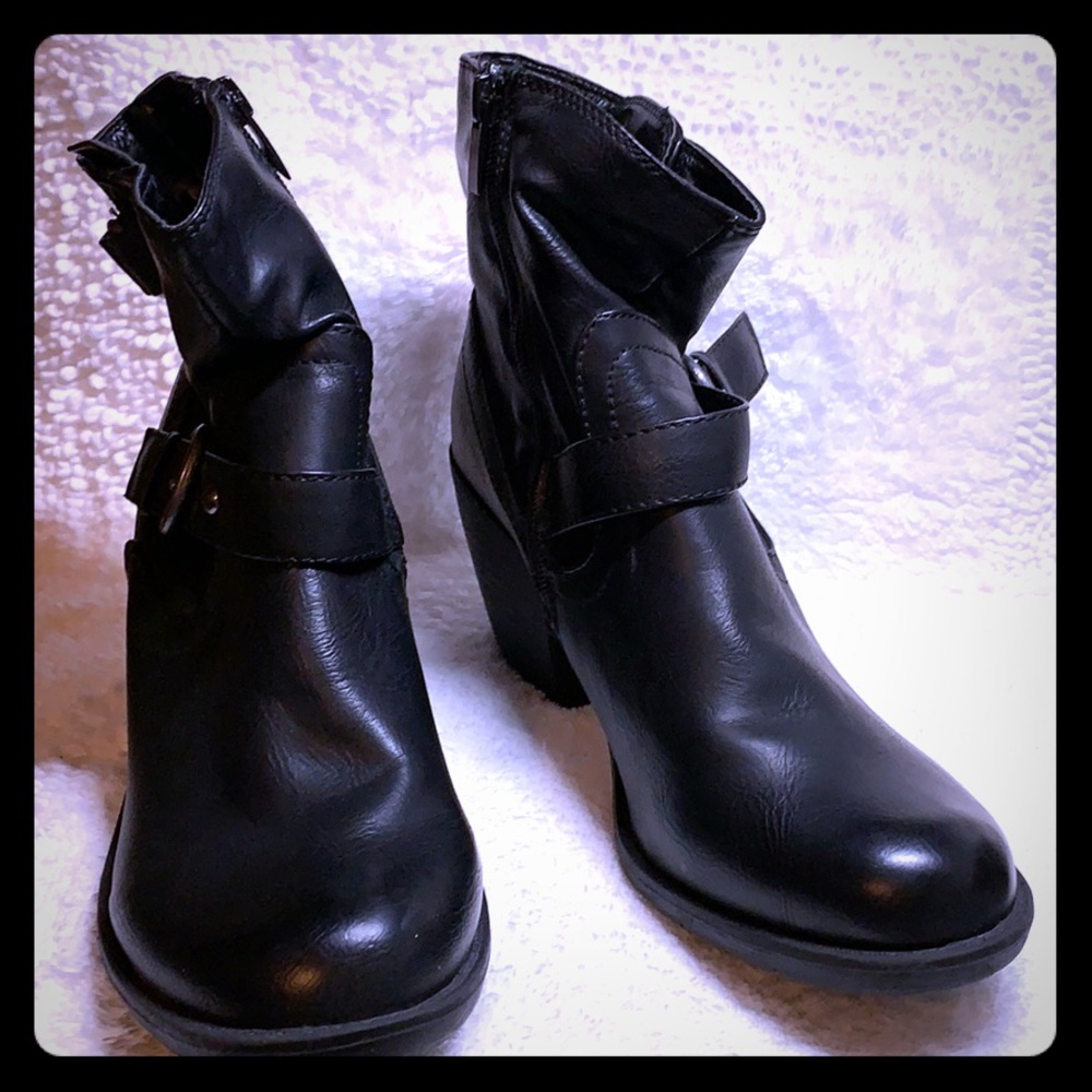 Black ankle Cathy jean booties.